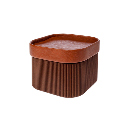 Caja de marrón con tapa cerrada