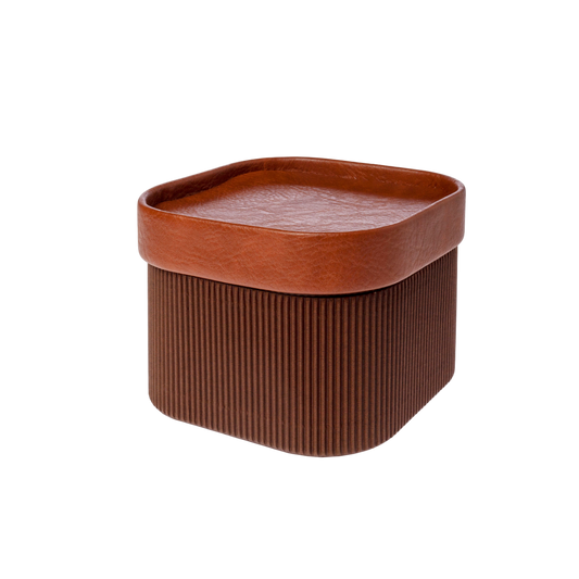 Caja de marrón con tapa cerrada